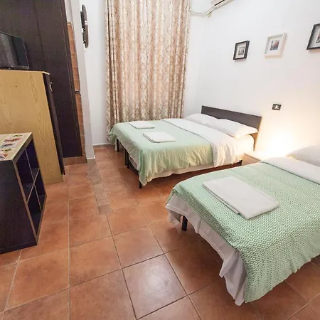 לינה וארוחת בוקר Lemei House 3*